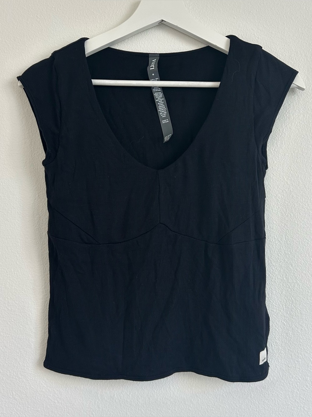 NWT Black Cove Vuori Ribbed V Neck w Built in Bra - M